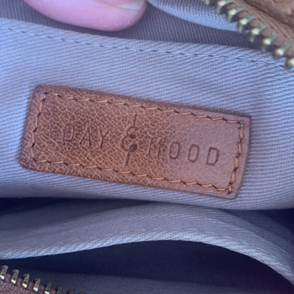 Leather 3 pocket shoulder or crossbody bag. - Picture 3 of 3